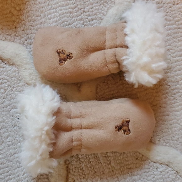 Set: Suede Shearling Baby Bunting with Gloves - Picture 4 of 7